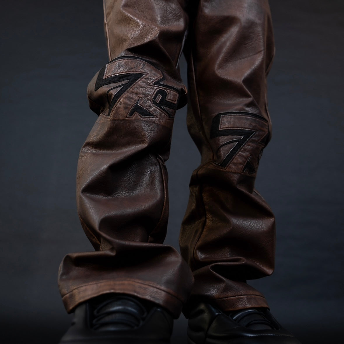 LOGO LEATHER PANTS (BROWN)